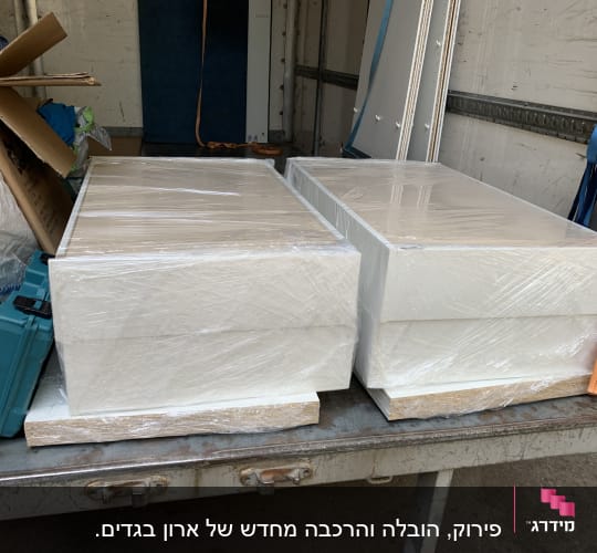 ארגזים וציוד ארוזים על משטח הובלה